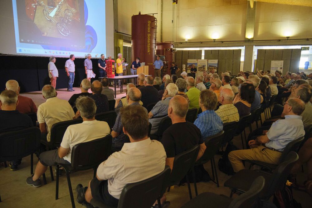 Podium mit Tour de Sol-Fahrern und -Konstrukteuren.